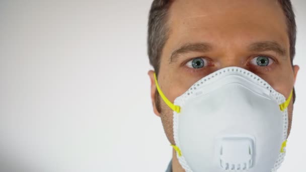 Man in the medical mask. — Stock Video