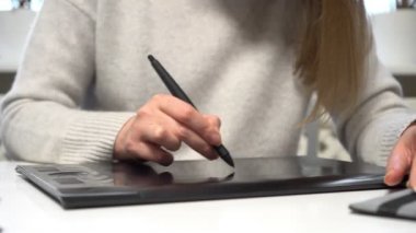 Evde grafik tableti kullanan tasarımcı.
