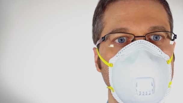 Άντρας με γυαλιά και ιατρική μάσκα. — Αρχείο Βίντεο