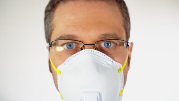 Mann mit Brille und medizinischer Maske. — Stockvideo