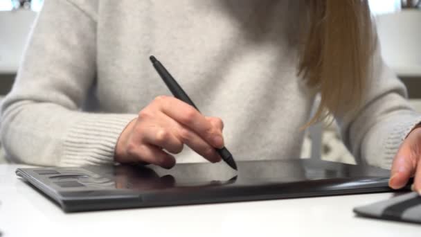 Designer utilizzando tablet grafico a casa . — Video Stock