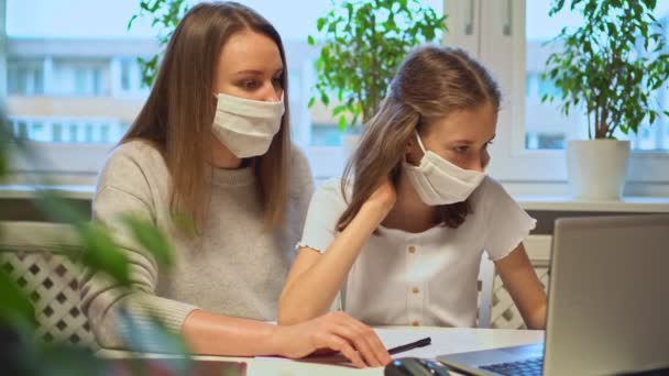 Écolière avec sa mère à distance . — Video