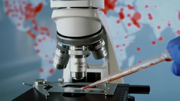 Laboratoriemikroskop Med Blodprov Coronavirus Karta Infektion Bakgrunden — Stockvideo