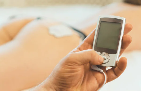 Hombre Sosteniendo Dispositivo Estimulación Muscular Eléctrica Ems — Foto de Stock