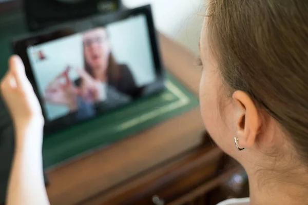 Una Ragazzina Che Videochiamate Con Insegnante Formazione Distanza — Foto Stock