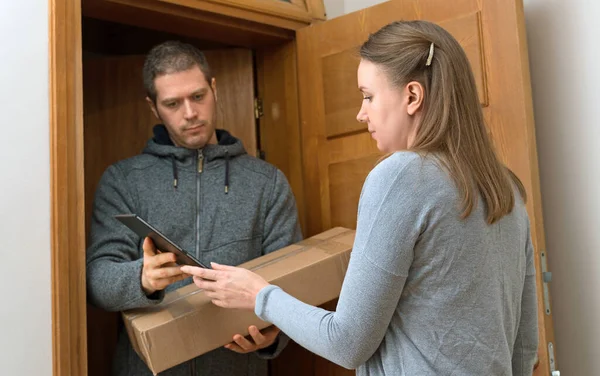 Male Courier Delivers Package Parcel Delivery Service — Stock Photo, Image
