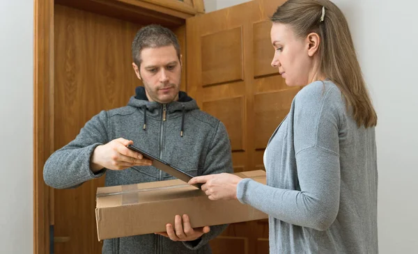 Male Courier Delivers Package Parcel Delivery Service — Stock Photo, Image