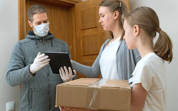 Male Courier Medical Mask Gloves Delivers Parcel Family — Stock Photo, Image