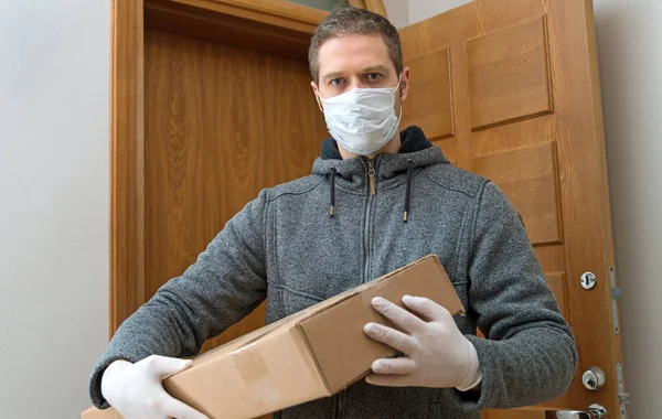 Tıbbi Maskeli Erkek Kurye Paketli Eldivenler — Stok fotoğraf