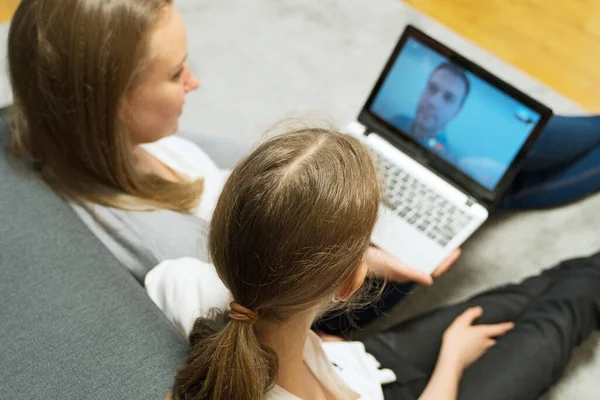 Donna Sua Figlia Comunicano Con Papà Videochiamata — Foto Stock