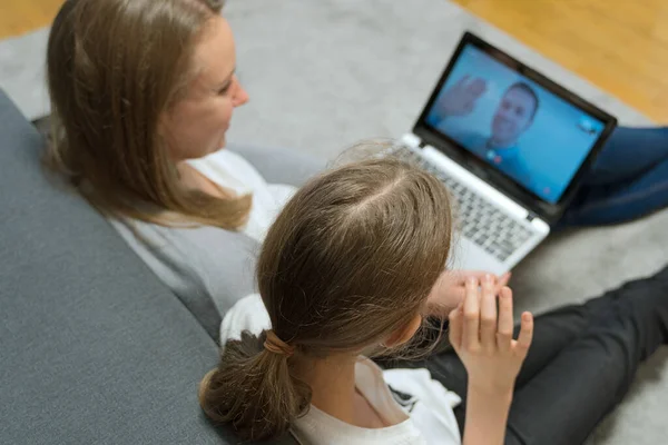 Lánya Kommunikálnak Apával Videohívás — Stock Fotó
