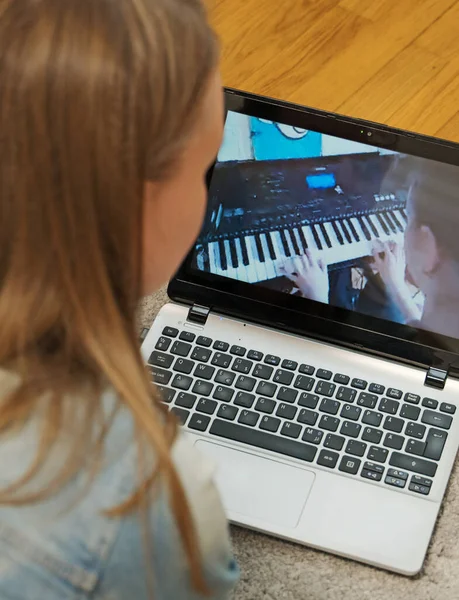 Teacher Watches Girl Plays Piano Home Schooling — Stock Photo, Image