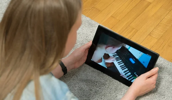 Insegnante Guarda Come Ragazza Suona Pianoforte Istruzione Domicilio — Foto Stock