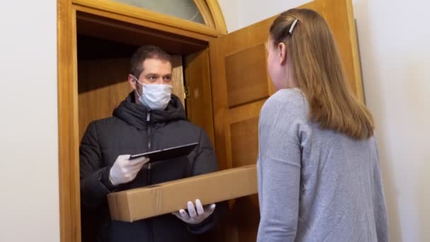 Männlicher Kurier Medizinischer Maske Und Handschuhen Bringt Paket — Stockvideo