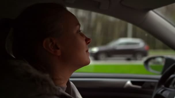 Portret Van Een Vrolijke Vrouw Een Auto — Stockvideo