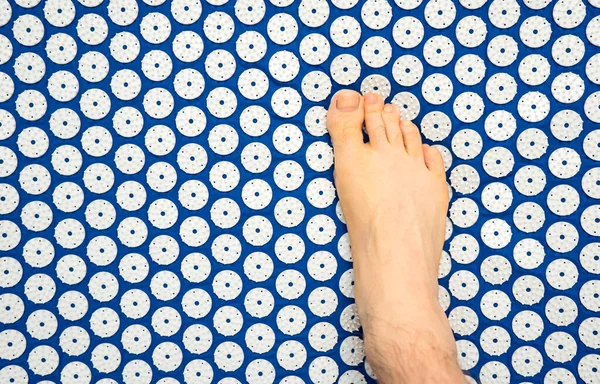 Mužská Noha Akupunkturním Koberci Alternativní Porcelánový Lék — Stock fotografie