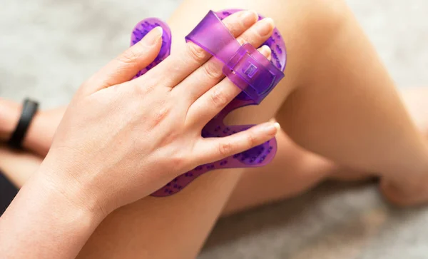 Vrouw Masseren Zichzelf Met Handmatige Massage Roller Handschoen — Stockfoto