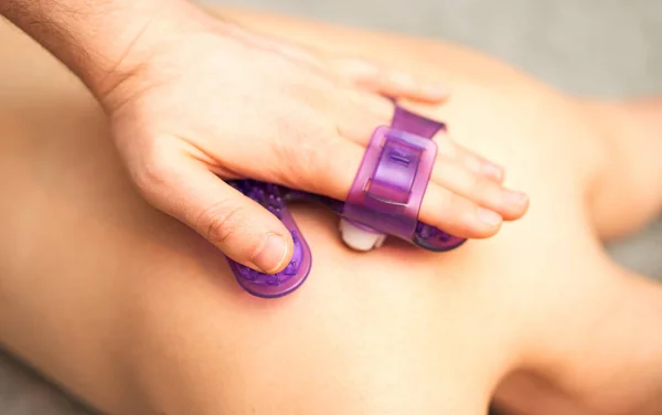 Handmatige Massage Rolhandschoen Met Metalen Ballen Rugmassage — Stockfoto