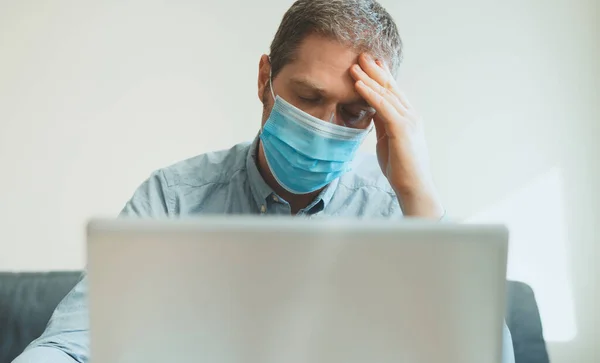 Cansado Homem Máscara Médica Trabalhando Computador Dentro Casa — Fotografia de Stock