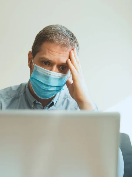 Cansado Homem Máscara Médica Trabalhando Computador Dentro Casa — Fotografia de Stock