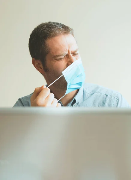 Homem Cansado Usar Máscara Médica Dentro Casa — Fotografia de Stock