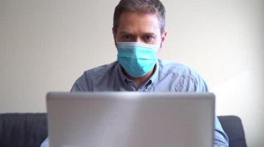 İçeride tıbbi maske takmaktan bıkmış bir adam..