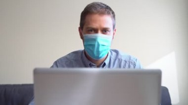 Tıbbi maskeli adam, içeriyi çağıran bir video ile karşılıyor..