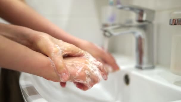 Οικογενειακό Πλύσιμο Χεριών Κάτω Από Βρύση Νερού Στο Σπίτι Έννοια — Αρχείο Βίντεο