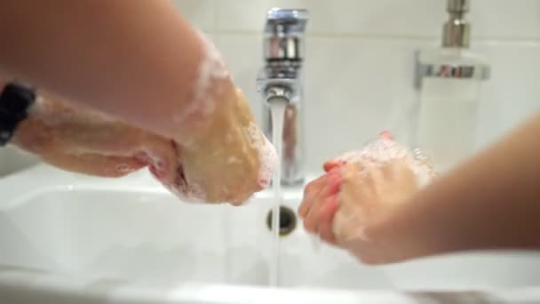 家人在家里的水龙头下洗手 Coronavirus保护概念 — 图库视频影像