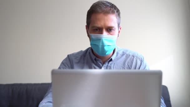 Mężczyzna Zmęczony Noszenia Maski Medycznej Pomieszczeniach — Wideo stockowe