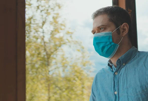 Man Medical Mask Stands Balcony Breathes Fresh Air Stay Home — Stock Photo, Image