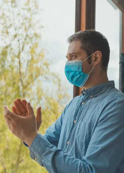 Man Medical Mask Stands Balcony Applauds Medics Stay Home — Stock Photo, Image
