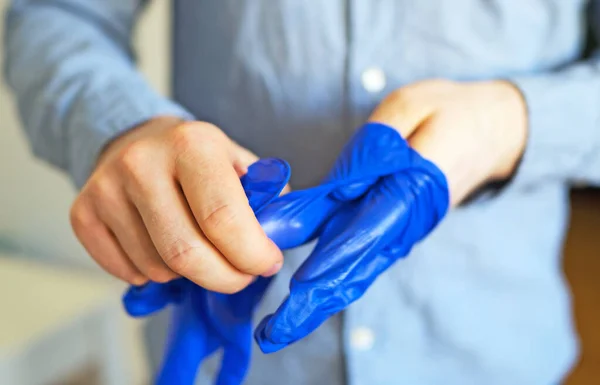 Человек Снимает Медицинские Перчатки Превенция Ковида — стоковое фото