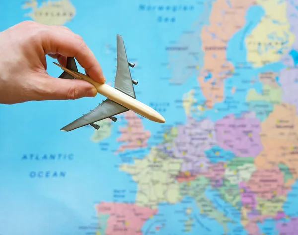 背景におもちゃの飛行機とヨーロッパの地図 — ストック写真