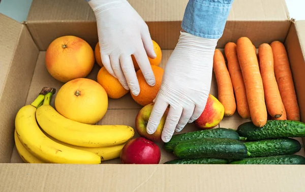 Voluntariado Guantes Médicos Protectores Poniendo Frutas Verduras Caja Donación —  Fotos de Stock