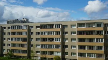 Yazın bir apartman dairesinde. Zaman aşımı videosu.