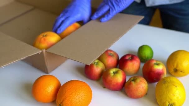 Freiwillige Medizinischen Schutzhandschuhen Und Früchten Der Spendenbox — Stockvideo