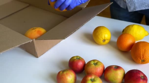 Vrijwilliger Beschermende Medische Handschoenen Fruit Donatie Doos — Stockvideo