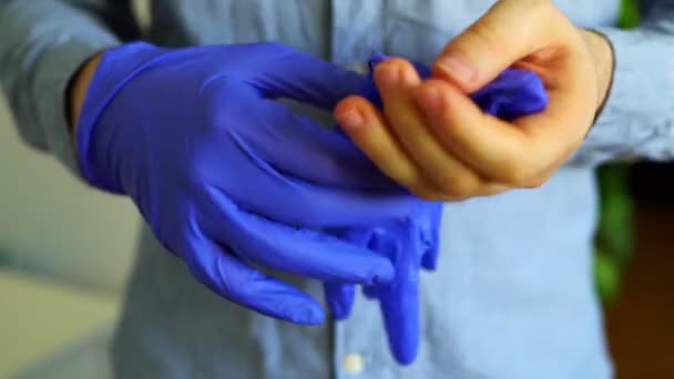 Hombre Pone Sus Guantes Médicos Prevención Covid — Vídeos de Stock