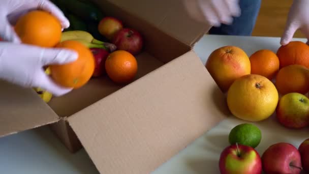 Voluntários Luvas Médicas Proteção Desempacotando Frutas Vegetais Caixa Doação — Vídeo de Stock