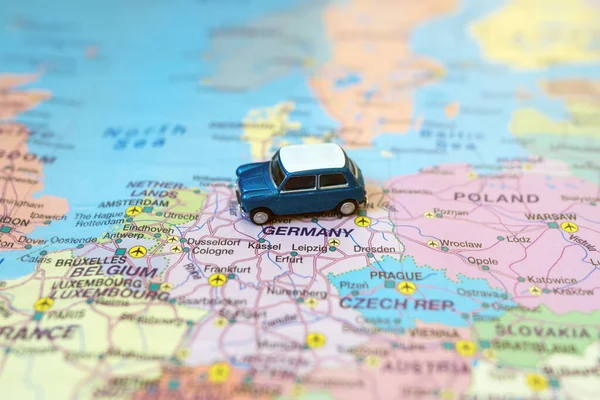 Pequeno Carro Retrô Brinquedo Mapa Europa Alemanha Viagem Carro Conceito — Fotografia de Stock