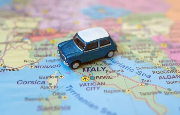 Pequeno Carro Retrô Brinquedo Mapa Europa Itália Viagem Carro Conceito — Fotografia de Stock