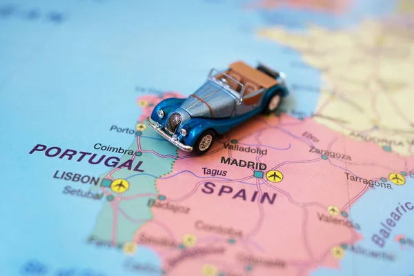 欧洲地图上的小玩具复古车在西班牙 驾车旅行的概念 — 图库照片