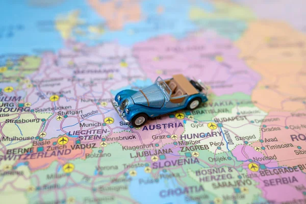 Pequeno Carro Retrô Brinquedo Mapa Europa Áustria Viagem Carro Conceito — Fotografia de Stock