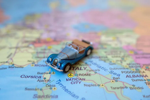 Pequeno Carro Retrô Brinquedo Mapa Europa Itália Viagem Carro Conceito — Fotografia de Stock