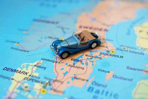 Pequeno Carro Retrô Brinquedo Mapa Europa Suécia Viagem Carro Conceito — Fotografia de Stock