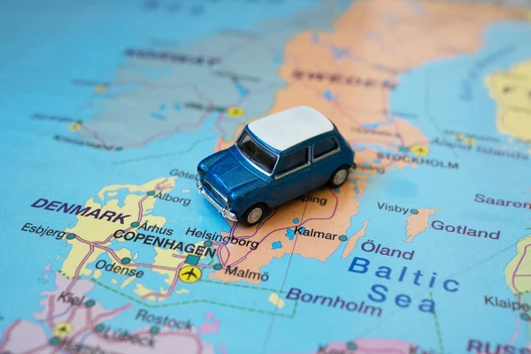 Pequeno Carro Retrô Brinquedo Mapa Europa Suécia Viagem Carro Conceito — Fotografia de Stock