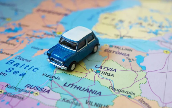 Pequeno Carro Retrô Brinquedo Mapa Europa Nos Estados Bálticos Viagem — Fotografia de Stock