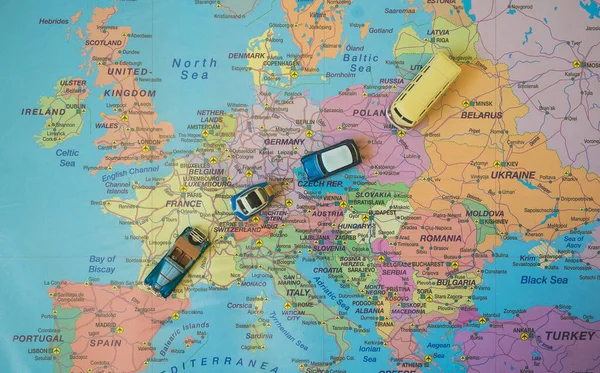 一套欧洲地图上的玩具复古小车 驾车旅行的概念 — 图库照片
