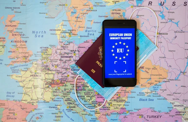 Εφαρμογή Διαβατηρίων Ασυλίας Διαβατήριο Της Ευρωπαϊκής Ένωσης Και Ιατρική Μάσκα — Φωτογραφία Αρχείου